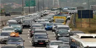 Kendaraan Menumpuk Di Tol Merak