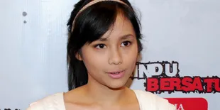 Gita Gutawa Ajak Keluarga ke Singapura