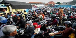 Antrean Panjang Roda Dua Padati Merak