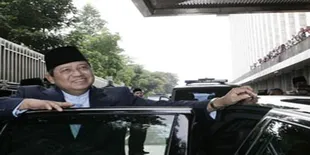 Presiden SBY Dan Ibu Ani Shalat Di Istiqlal