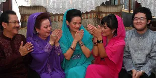 Tradisi Sungkeman Keluarga Shezi - Sheza Idris