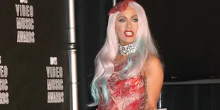 Lady GaGa 'Ngotot' Pakai Baju Daging di MTV VMA 2010
