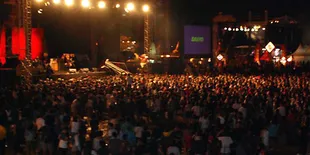 Penonton Gudang Garam Java Rockin' Land 2010 Lebih Banyak