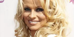 Pamela Anderson Donasikan Bayaran Playboy Untuk Indonesia