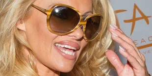 FPI: Sumbangan Pamela Anderson Haram!