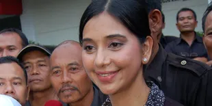 Ayu Azhari ke Polres Bawa Makanan Untuk Sang Anak