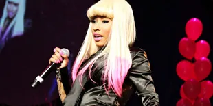 Nicki Minaj Kenakan Kostum 'Separuh' Dalam Konser