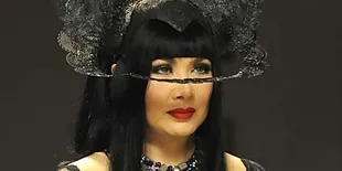 Kostum Unik, Titi DJ Hindari Sama Dengan Model
