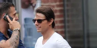 Tom Cruise Pake Make-Up Istrinya?