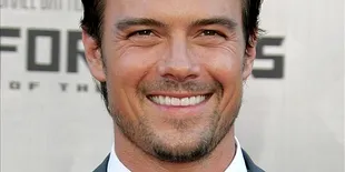 Josh Duhamel 'Ditendang' Dari Pesawat