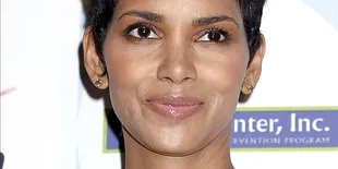 Halle Berry Dipercaya Menjadi Presenter Oscar