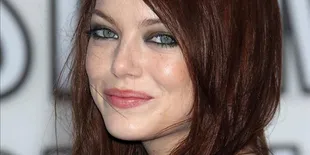 Emma Stone Tak Percaya Resmi Saingi Angelina Jolie