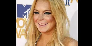 Lindsay Lohan Cari Uang Lewat Twitter
