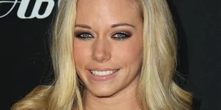 Kendra Wilkinson: Hugh Hefner Terlalu Muda Untuk Menikah
