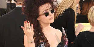 Helena Bonham Salah Pakai Sepatu di Golden Globes!
