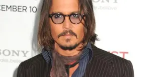 Johnny Depp Kalah Besar Dalam Golden Globes 2011!