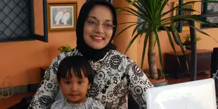 Marissa Haque Beri Laptop Pada Pembantunya