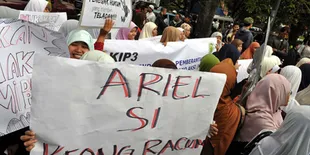 Demo Ariel Bakar Ban Bekas dan Panjat Pagar