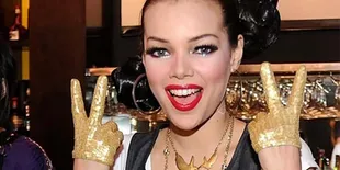 Dewi Sandra Cetak Trending Topic Paling Unik