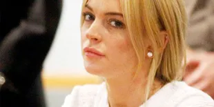 Lindsay Lohan Dihadiahi Fans 'The Stolen Necklace'