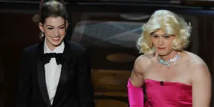 Hathaway Pakai Tuksedo, Franco Pakai Gaun!