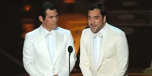 Josh Brolin - Javier Bardem Jadi 'Pelayan' di Oscar 2011
