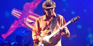 Penampilan Carlos Santana Ciamik!