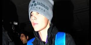 Ups, Justin Bieber Lupa Tutup Resleting
