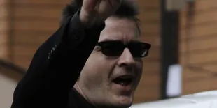 Charlie Sheen Menghimpun Dana untuk Tsunami Jepang