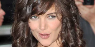 Romantis! Katie Holmes Dapat Hadiah Mesin Jahit