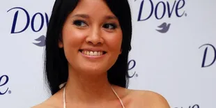 Pakai Gaun, Tak Halangi Titi Sjuman Gebuk Drum