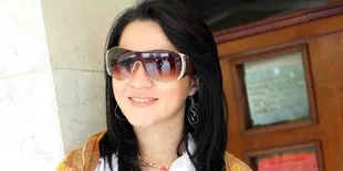 Okie Agustina Gandeng Cowok ke Pernikahan Pasha