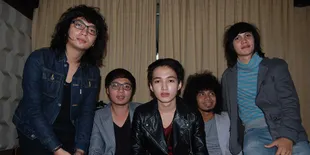 Densha Sumbang Lagu Untuk Jepang