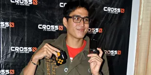 Marcell Chandrawinata Pakai Gadget Untuk Refreshing