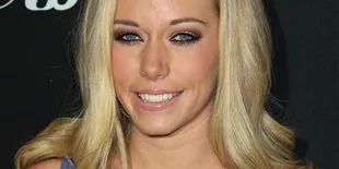 Hugh Hefner Ubah Tanggal Pernikahan Demi Kendra?