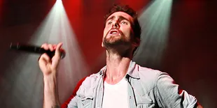 Antrean Penonton Padati Area Konser Maroon 5