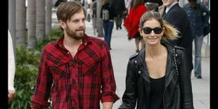 Pentolan King Of Leon Resmi Nikahi Model Victoria's Secret