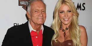 Crystal Harris Jual Cincin Tunangan Hugh Hefner