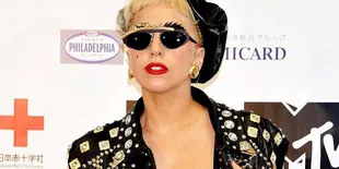 Lady GaGa Gelapkan Dana Gelang 'Pray For Japan'?
