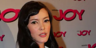 Cathy Sharon Pilih Gadget Daripada Dompet