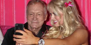 Playmates Kompak Dukung Hugh Hefner