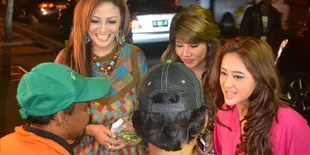 Depe dan Citra Yunita Sahur Bareng Penyapu Jalanan