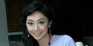 Asri Welas: Baju Seragam, Bagi Angpao