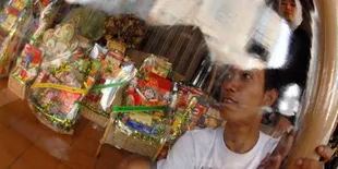 BMT Bagikan Bingkisan Lebaran Pada Warga Miskin