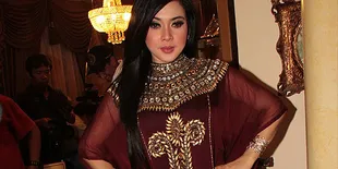 Syahrini Nyaman Pakai Kaftan