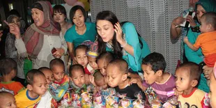 Prihatin, Luna Maya Hibur Para Balita