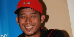 Deni Cagur: Bagi Angpao, Uang Baru