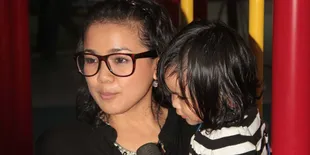 Wah! Balita Nirina Zubir Sudah Bisa Main iPad!