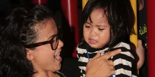 Nirina Zubir Kenalkan Teknologi Pada Anak Sejak Dini