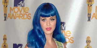 Katy Perry Usung Peralatan 6 Kontainer